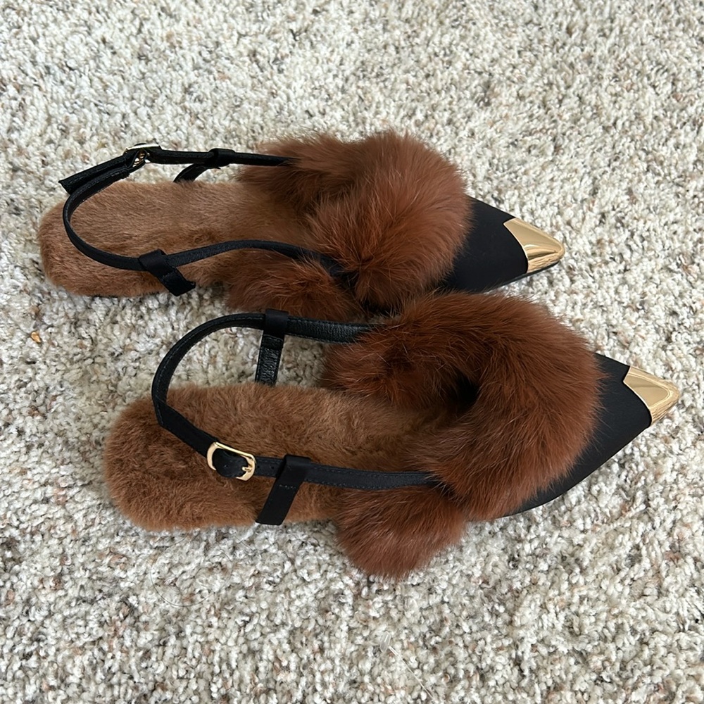 These are size 7 women’s flats.